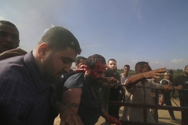 Un civil israelí, sangrando por los golpes recibidos, es paseado por las calles de Gaza.