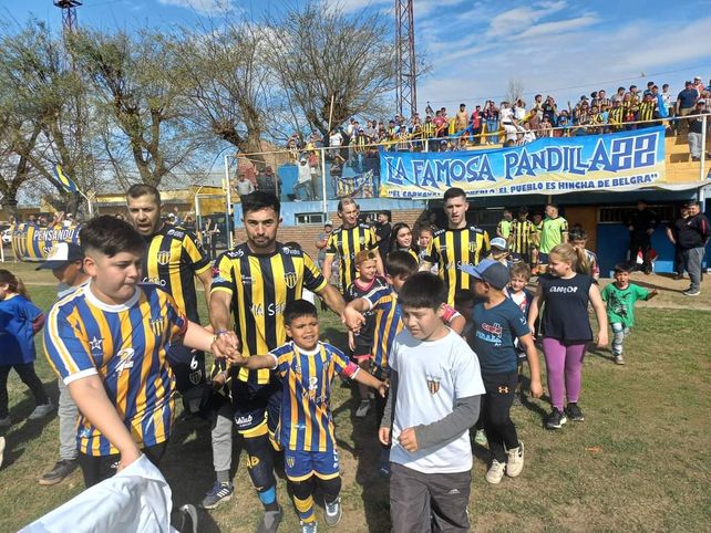 Todos juntos. &nbsp;Chicos y chicas entraron a la cancha de la mano de los futbolistas.
