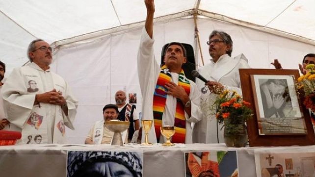 Curas en Opción por los Pobres piden tierra