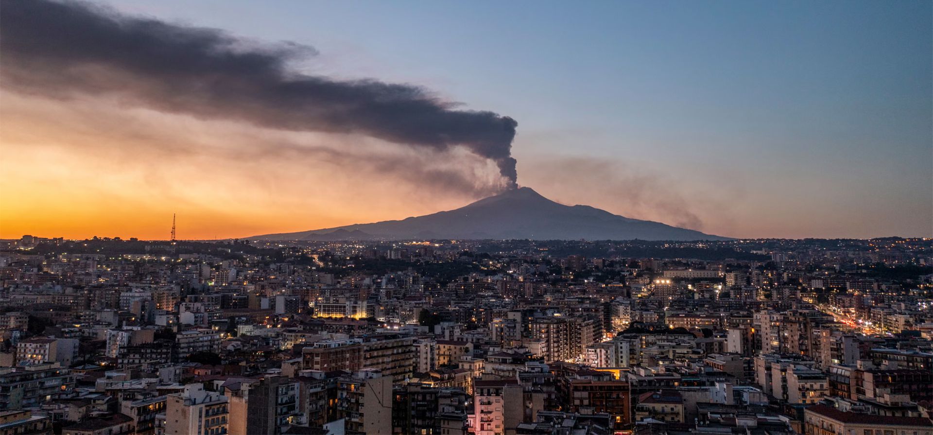 El monte Etna emite una gran columna de ceniza, Catania, Italia. Fotografía: Fabrizio Villa/Getty Images El monte Etna emite una gran columna de ceniza, Catania, Italia. Fotografía: Fabrizio Villa/Getty Images