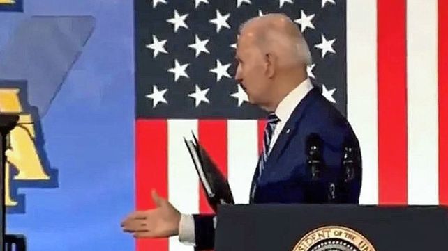 Video Viral: Joe Biden saluda a un fantasma después de dar un discurso en la universidad