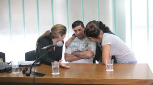 Ricardo González, luego de ser condenado, es rodeado por su abogada y familiares. Foto UNO Juan Ignacio Pereira. &nbsp;