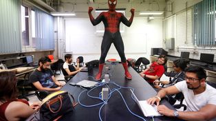 Un profesor universitario da clases disfrazado de Spiderman para que sus alumnos no se aburran