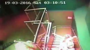 Salió del boliche algo borracha, cayó por las escaleras y el video se volvió viral