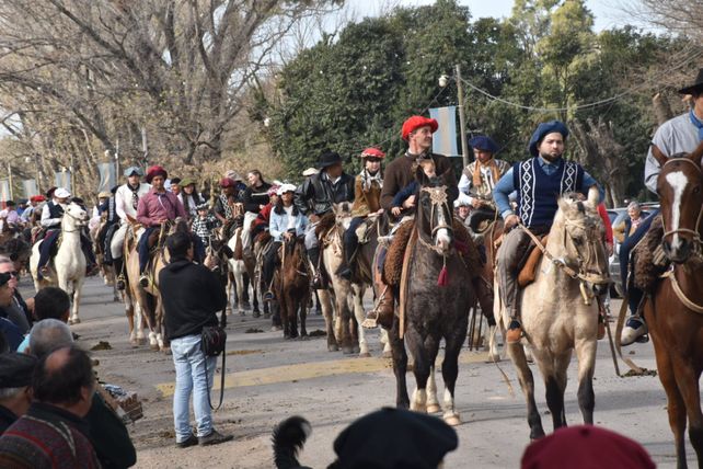 Además del concurso de asadores entre otras actividades se realizó un desfile tradicionalista sobre las calles del pueblo