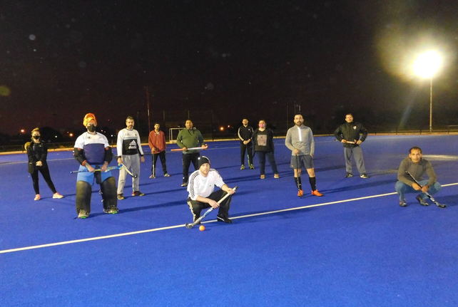 El plantel masculino de hockey de Atenas de Santo Tom&eacute; entrena en el sint&eacute;tico de la ASH.