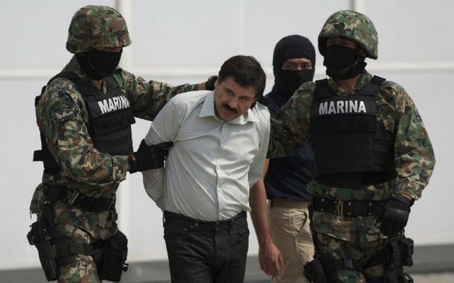 Arresto. El “Chapo” Guzmán el sábado pasado luego de ser detenido y cuando es trasladado a una prisión.