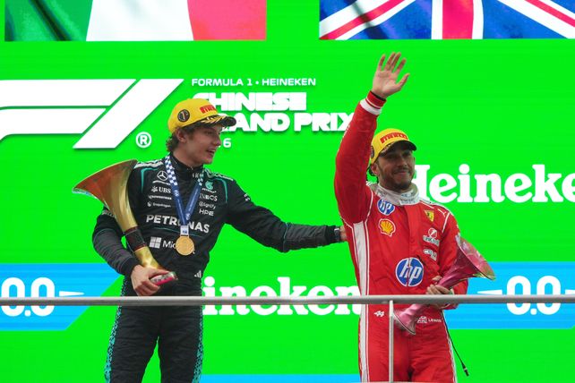 La alegría es solo italiana. Kimi Antonelli celebra su primer triunfo en la F-1, con un renovado Lewis Hamilton al lado.