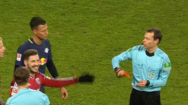 ¡Se volvió loco! Árbitro sacó cinco tarjetas en doce segundos