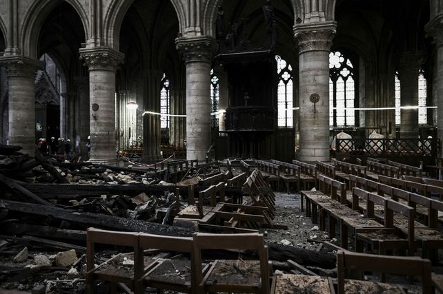 El interior incinerado de la nave central continúa como quedó el 15 de abril
