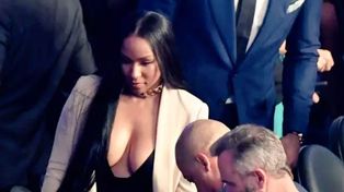 Quién es la mujer del escote que se robó las miradas en Mayweather vs. McGregor
