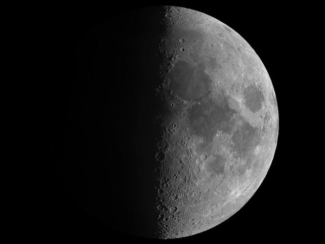 Nuestra Luna GANADOR CATEGORÍA: NUESTRA LUNA András Papp (Hungría) y su fotografía sobre nuestro satélite ha obtenido el primer puesto en la categoría de Nuestra Luna. El fotógrafo captó una imagen fantástica en la que se aprecia una división con un corte casi perfecto por la mitad