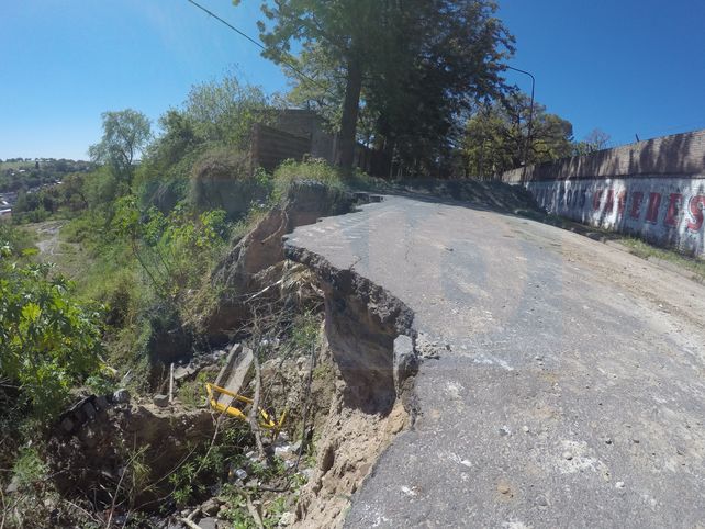 La barranca de calle Osinalde se comió una mano de la arteria