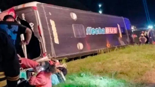 Un colectivo con 35 estudiantes volcó en la Autovía Artigas