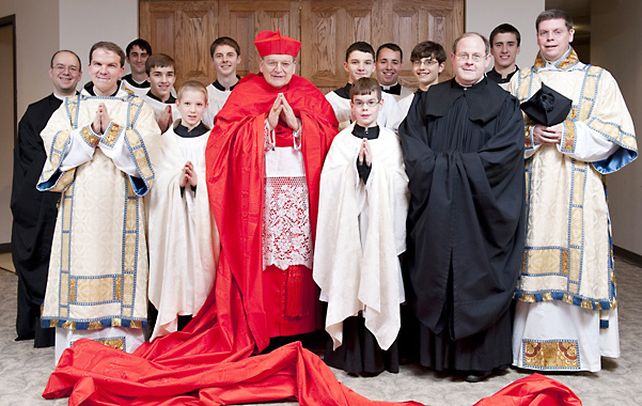 Larga estola. Burke (al centro) en una visita a la ciudad de Saint Louis (Missouri) en los Estados Unidos.