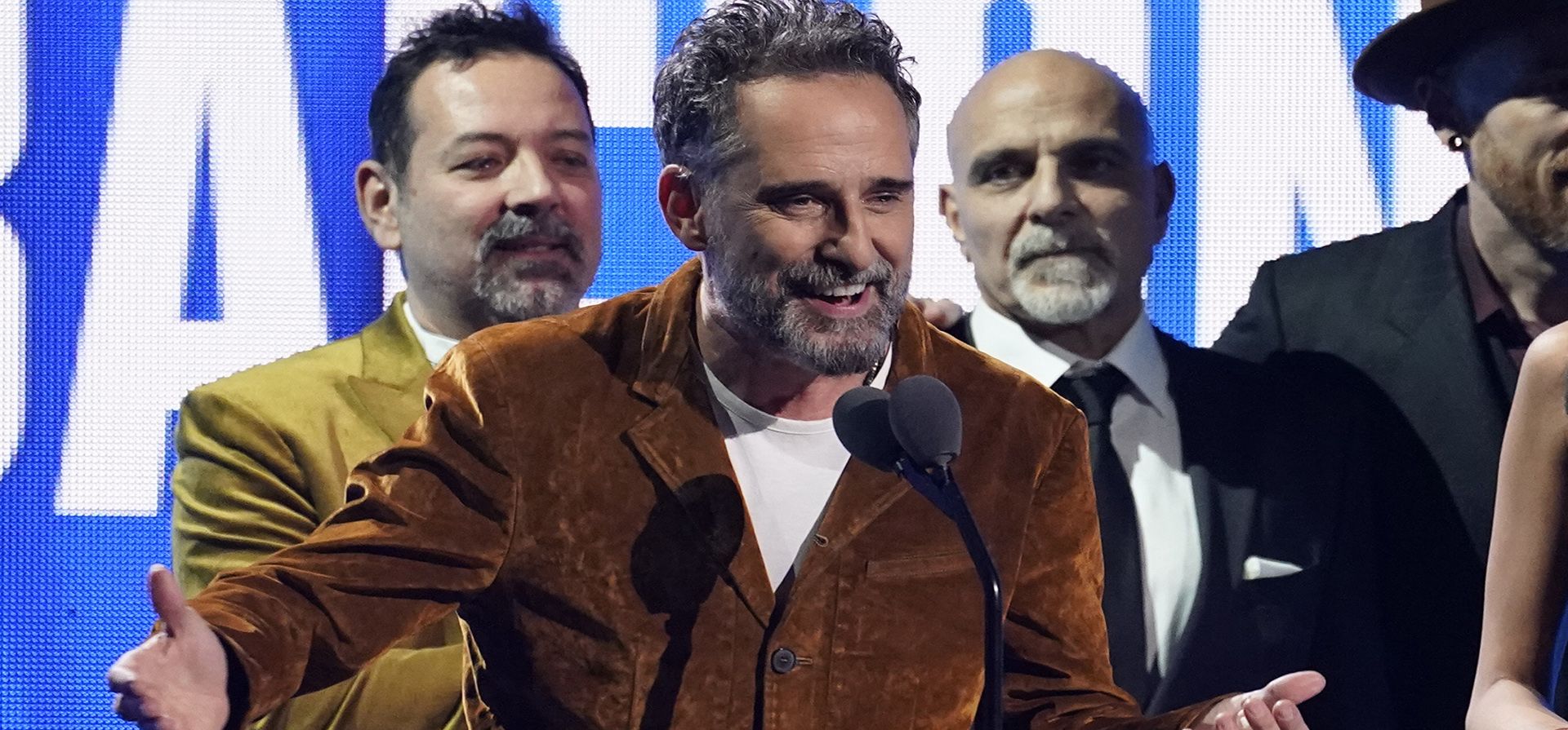 Jorge Drexler acepta el premio a la grabación del año por "Tocarte" en la 23º entrega anual de los Premios Grammy Latinos en el Mandalay Bay Michelob Ultra Arena, el jueves 17 de noviembre de 2022 en Las Vegas. (Foto AP/Chris Pizzello)