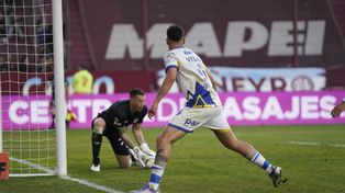 Alejo Veliz observa al arquero de Lanús Nahuel Losada contener la pelota. Central tiene apenas 2 goles y ninguno de jugada.