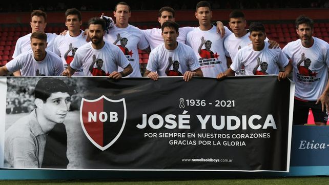 La bandera con el rostro estampado de José Yudica en la foto del plantel.