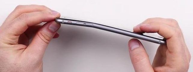 Uno de los usuarios muestra como quedó su teléfono tras permanecer varias horas en el bolsillo.