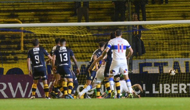 Ledesma no logra contener el remate de Fuentes y es gol de la Católica.