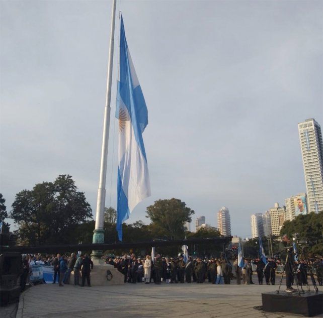 El izamiento de bandera en el mástil mayor del Monumento se inició a las 9.15 y pusieron en marcha las actividades.&nbsp;