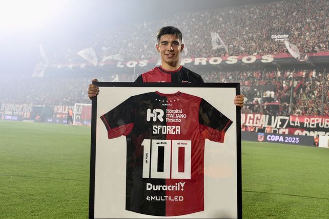 El club reconoció a Juani por sus 100 partidos defendiendo la rojinegra.