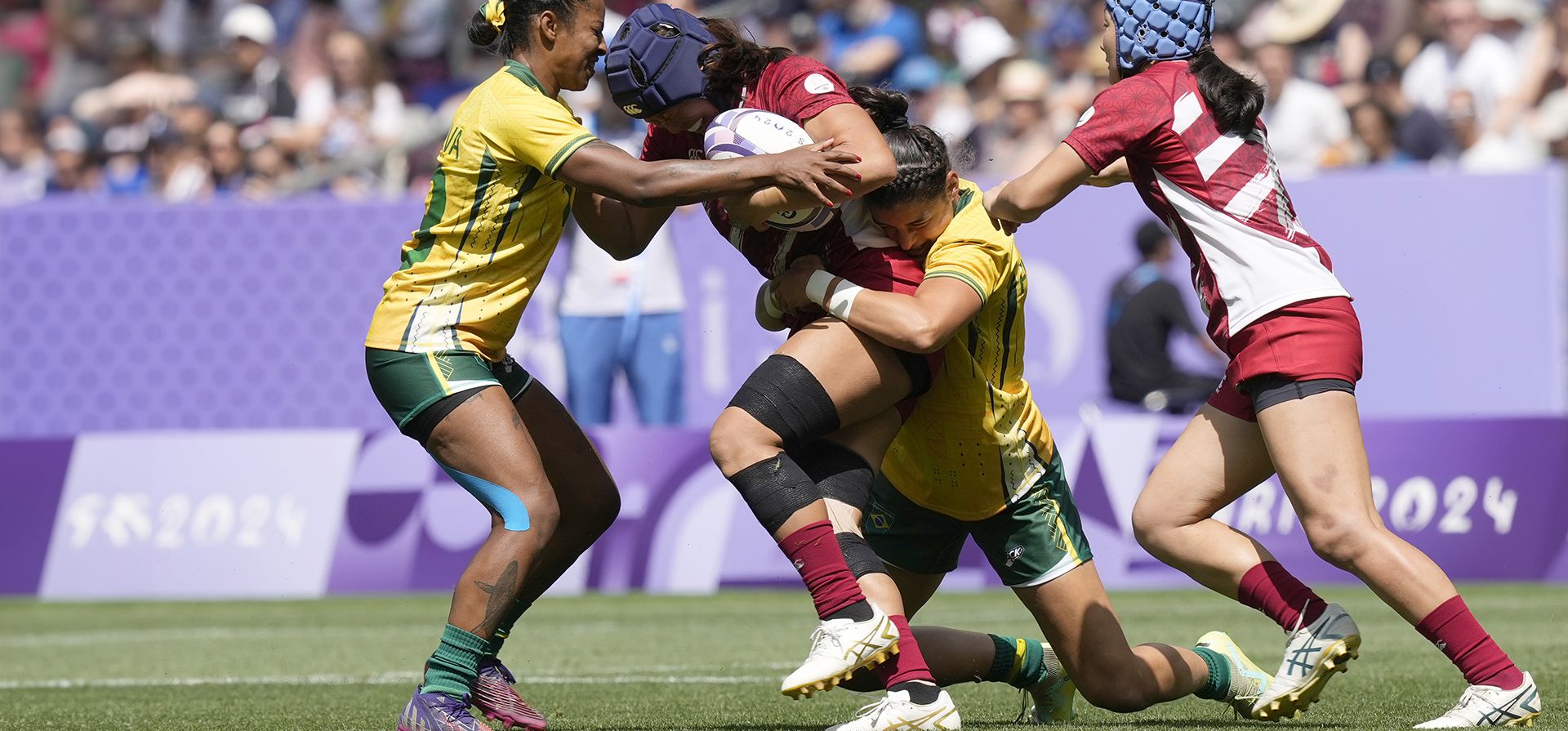 La japonesa Chiaki Saegusa, en el centro, es tackleada por la brasileña Leila dos Santos Silva, a la izquierda, y la brasileña Marina Fiorvanti durante el partido femenino de rugby sevens del Grupo C entre Japón y Brasil en los Juegos Olímpicos de Verano de 2024, en el Stade de France, en Saint-Denis, Francia, el lunes 29 de julio de 2024. (Foto AP/Tsvangirayi Mukwazhi) La japonesa Chiaki Saegusa, en el centro, es tackleada por la brasileña Leila dos Santos Silva, a la izquierda, y la brasileña Marina Fiorvanti durante el partido femenino de rugby sevens del Grupo C entre Japón y Brasil en los Juegos Olímpicos de Verano de 2024, en el Stade de France, en Saint-Denis, Francia, el lunes 29 de julio de 2024. (Foto AP/Tsvangirayi Mukwazhi)