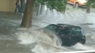 Un auto estacionado sufre la violencia del agua.&nbsp;