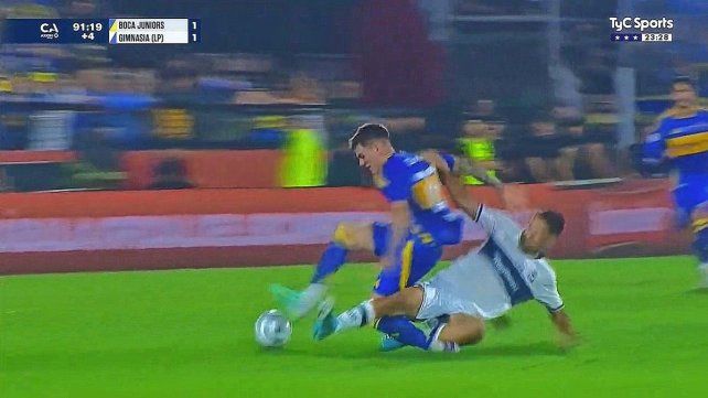 Kevin Zenón recibió una durísima infracción y hay preocupación por la lesión que sufrió en su tobillo izquierdo.
