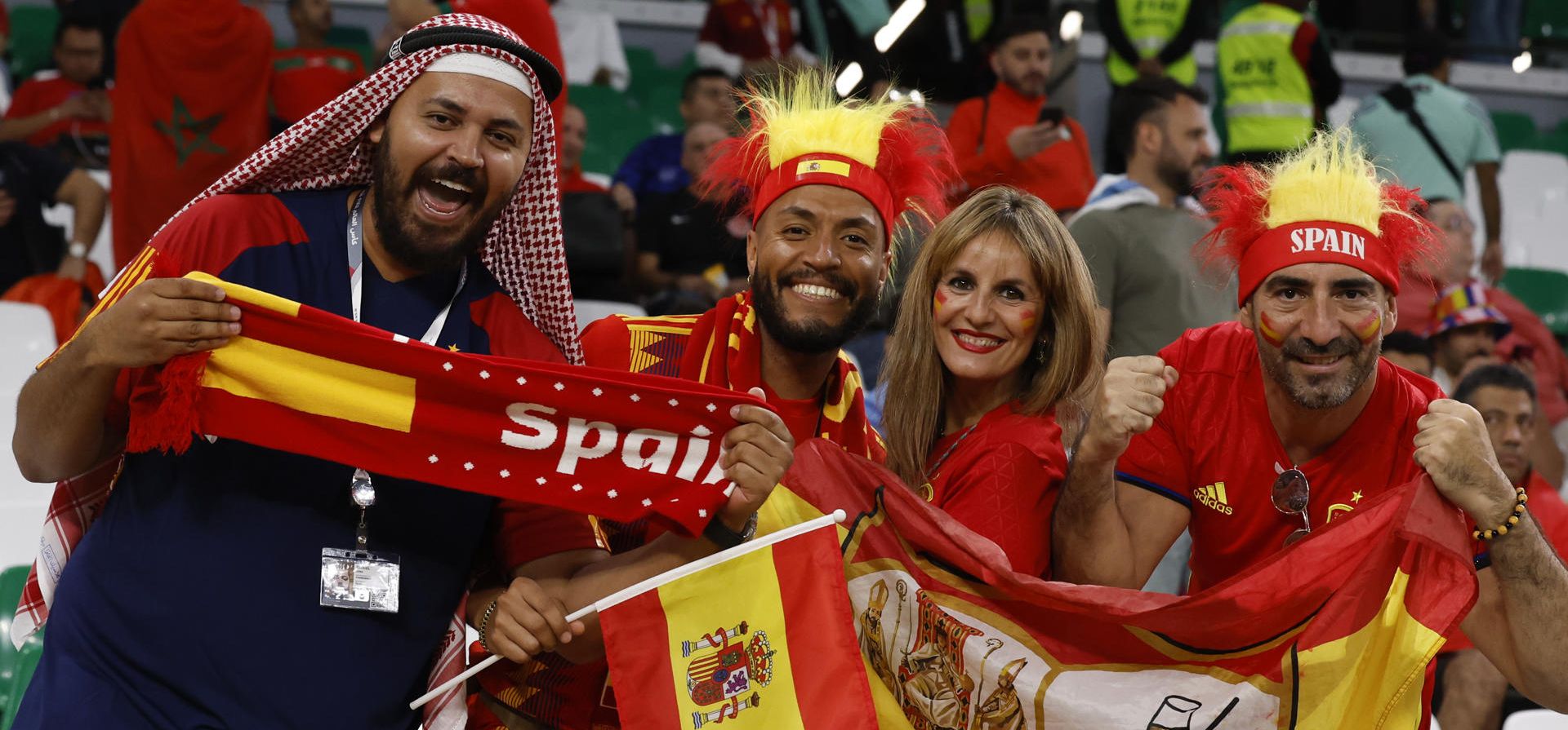 Aficionados de España animan a su selección en el partido de los octavos de final del Mundial de Fútbol Qatar 2022 entre Marruecos y España en el estadio Ciudad de la Educación en Rayán (Catar). EFE/ JJ Guillén