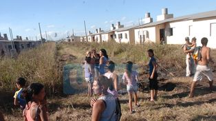 Contra toda intimación, las dos tomas de viviendas siguen firmes