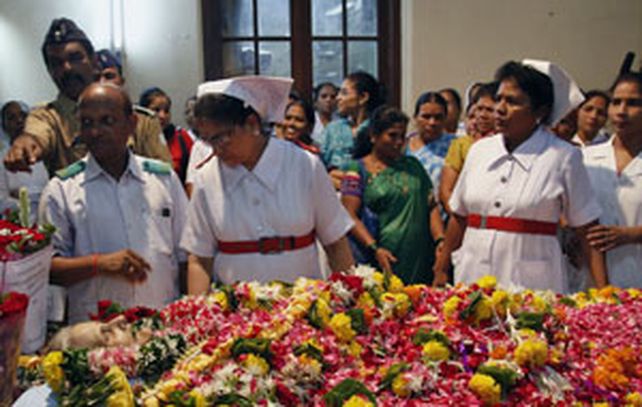 El cuerpo de la enfermera Aruna Shanbaug recibe el último adiós por parte de familiares y colegas. (Foto: AP)