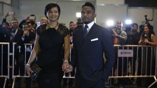 Samuel Etoo con su pareja fueron los primeros en salir a la alfombra roja.&nbsp;