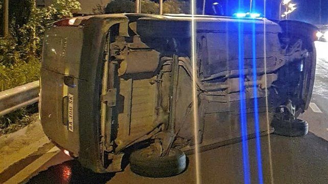 Paraná: conductor con celular en mano se distrajo y volcó