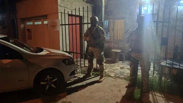 La policía detuvo a dos jóvenes en Rosario y se investiga si tuvieron participación en el asesinato del playero Bruno Bussanich. Secuestraron prendas con sangre