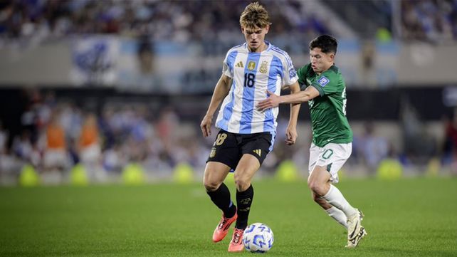 Bajo la suela y cortita al pie. Nico Paz mostró buen manejo de la pelota ante Bolivia.