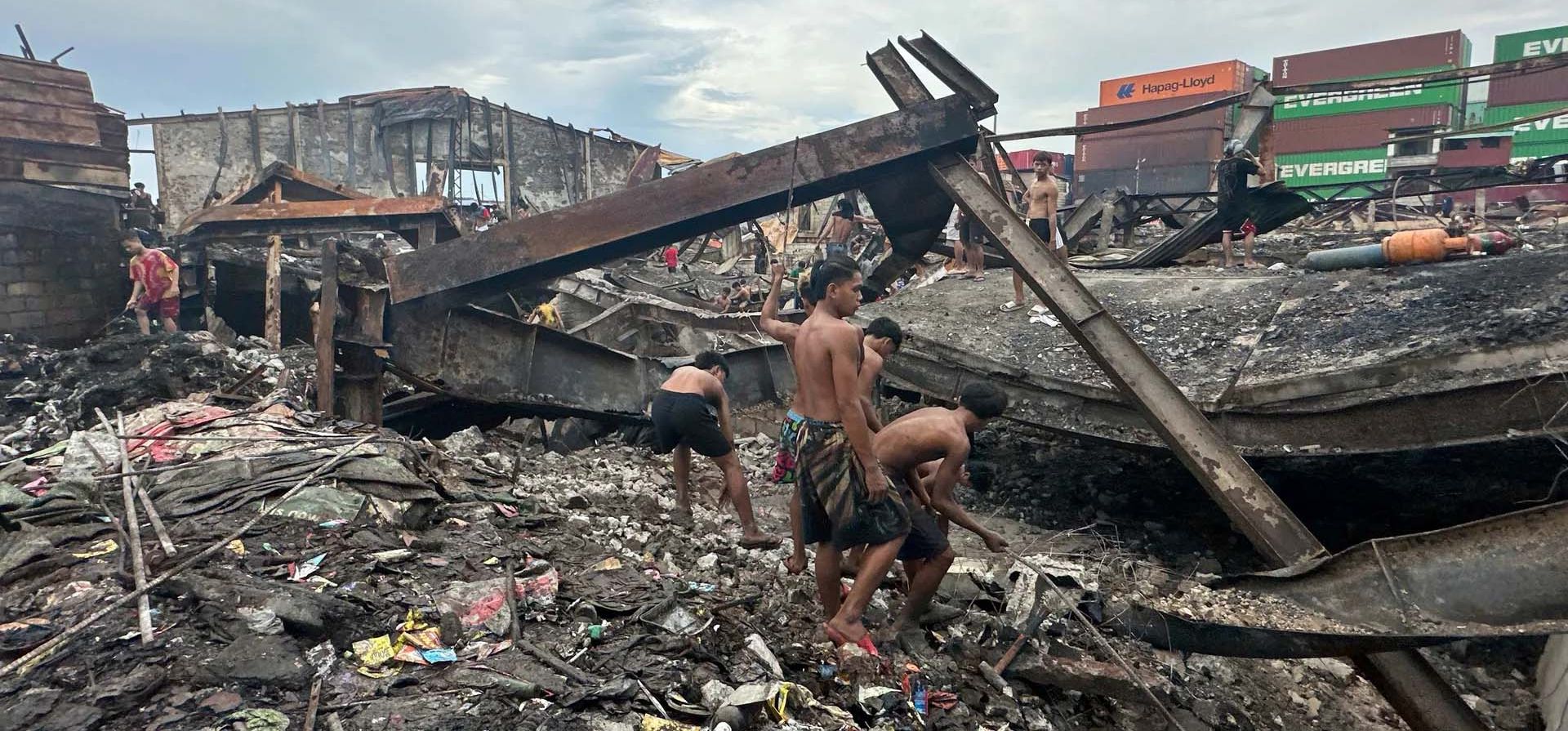 Hombres buscan artículos para rescatar de los restos de un edificio después de que un incendio destruyera una comunidad pobre, dejando a cientos de personas sin hogar, Manila, Filipinas. Fotografía: Joeal Calupitan/AP Hombres buscan artículos para rescatar de los restos de un edificio después de que un incendio destruyera una comunidad pobre, dejando a cientos de personas sin hogar, Manila, Filipinas. Fotografía: Joeal Calupitan/AP