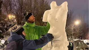 Una Venus de Milo hecha de nieve causa furor en las redes sociales