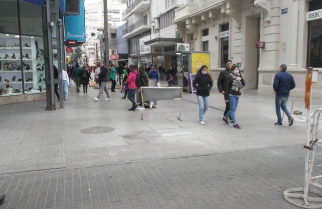Luego de diez fines de semana, el comercio de la ciudad volvió abrir un sábado a la tarde