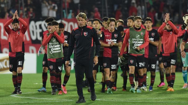 Heinze encabeza el camino hacia el vestuario con sus jugadores tras la derrota ante Estudiantes.