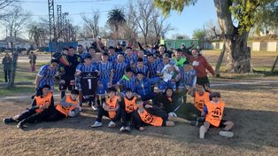 El plantel de 1º de Mayo, que sigue liderando la C de la Rosarina. Sparta le hizo mucha fuerza.