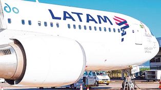 Pánico entre 200 argentinos por el incendio de un avión en Miami