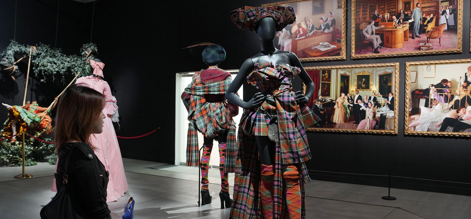 Un conjunto de la colección «Anglomania» (otoño/invierno de 1993) de Vivienne Westwood se exhibe durante una presentación para los medios de la exposición «Los años 90: Arte y Moda» en la Tate Britain de Londres, el martes 6 de octubre de 2026. (Foto AP/Kin Cheung) Un conjunto de la colección «Anglomania» (otoño/invierno de 1993) de Vivienne Westwood se exhibe durante una presentación para los medios de la exposición «Los años 90: Arte y Moda» en la Tate Britain de Londres, el martes 6 de octubre de 2026. (Foto AP/Kin Cheung)