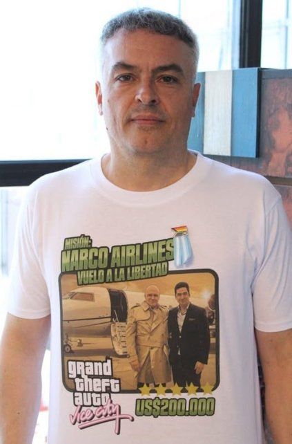 El diputado nacional Esteban Paulón lució una remera de Narco Airlines.