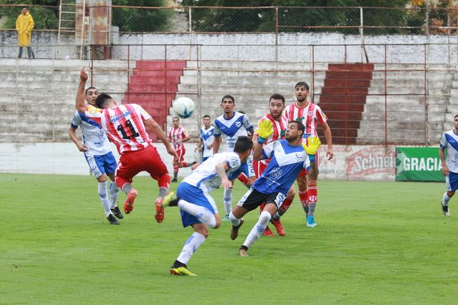 Regional Amateur: Atlético Paraná goleó a Sportivo Urquiza