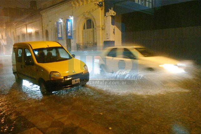 Pronóstico cumplido: llegó la tormenta con fuerte lluvia y viento a la ciudad