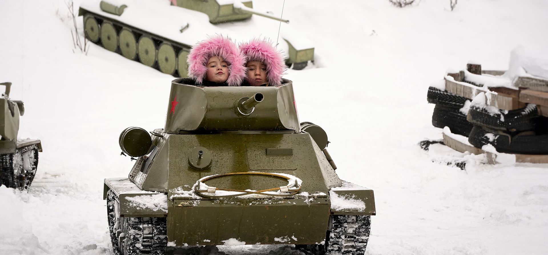 Niños montan un modelo del tanque soviético T-34 de la Segunda Guerra Mundial durante un festival histórico militar en el histórico parque familiar de tanques en las afueras de San Petersburgo, Rusia. (Foto AP/Dmitri Lovetsky) Niños montan un modelo del tanque soviético T-34 de la Segunda Guerra Mundial durante un festival histórico militar en el histórico parque familiar de tanques en las afueras de San Petersburgo, Rusia. (Foto AP/Dmitri Lovetsky)
