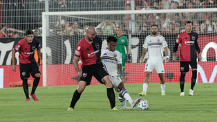 Cocoliso González disputa la pelota durante el partido que Newells le ganó a Boca. El nueve y la Lepra están creciendo y esperan ratificarlo ante Kimberley.