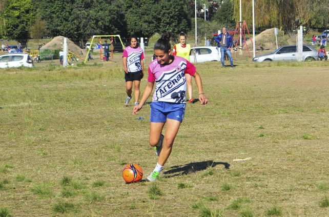 Carolina Benke disfruta de momentos inolvidables con el fútbol Femenino en Paraná.