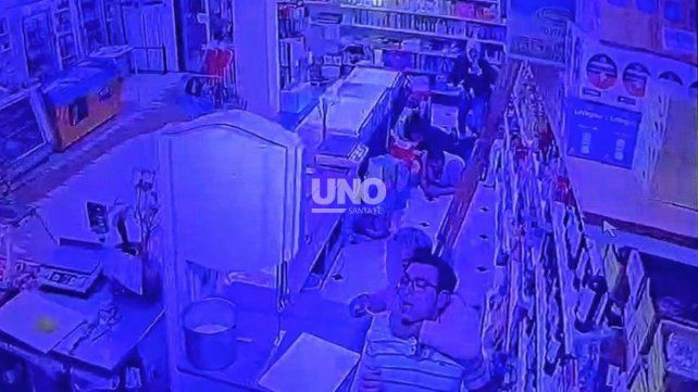 Violento robo en una despensa de barrio Loyola Sur. Violento robo en una despensa de barrio Loyola Sur.